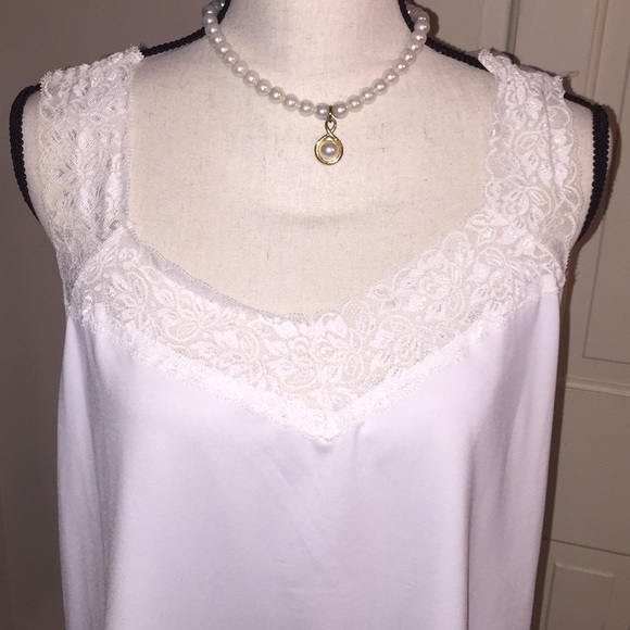 Tops - Adorably Cute White Top